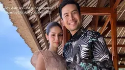 Di momen akad nikah, Christian Bautista hadir mengenakan batik lengan panjang. Sedangkan sang istri Kat Ramnani tampil elegan dalam balutan sleeveless pastel sebagai atasan, yang dipadukan bawahan kain batik. Keduanya serasi dan penuh kebahagiaan di momen spesial BCL dan Tiko. (Liputan6.com/IG/@xtianbautista)