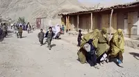 Sejumlah wanita yang mengenakan burqa melarikan diri dari Lembah Panjshir untuk menghindari kerusakan akibat pertempuran antara milisi Taliban dan pasukan pemerintah yang digulingkan di Gul Bahar, Afghanistan, 2 Oktober 1996. (SAEED KHAN/AFP)