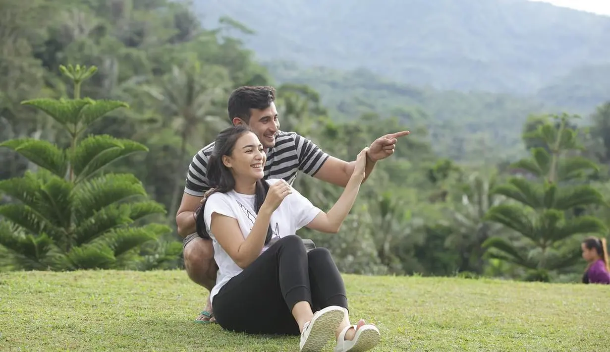 Kisah cinta pasangan pesinetron Citra Kirana kembali terjalin. Setelah sebelumnya kandas. Sekitar dua tahun belakangan ini, keduanya kembali menjalin kisah asmara yang pernah kandas. (Instagram/alisyakieb)