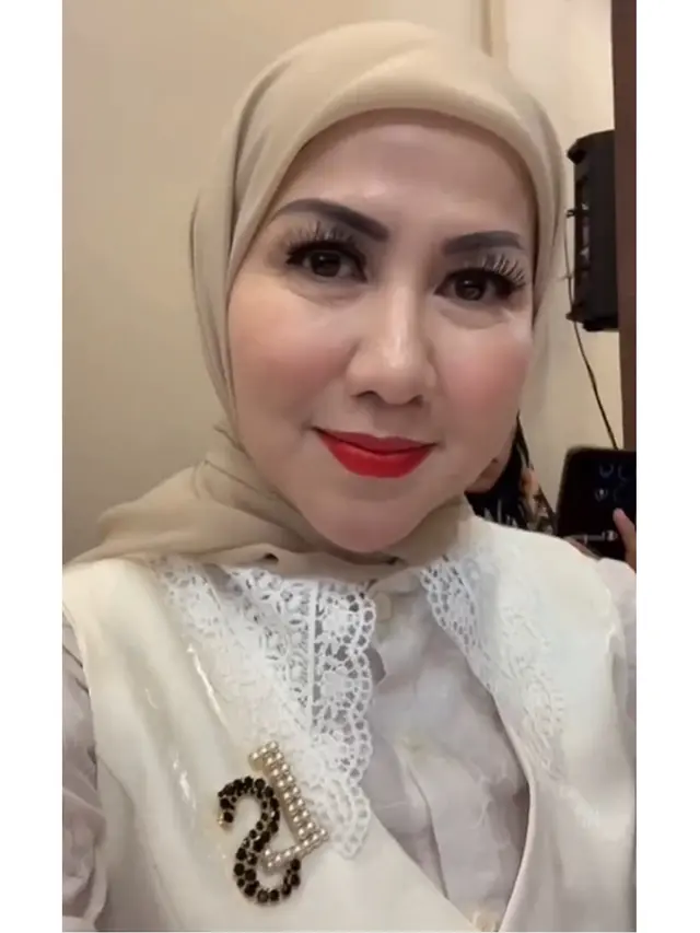 6 Detail Outfit Venna Melinda di Ulang Tahun Gala Sky, Elegan dalam Balutan Putih