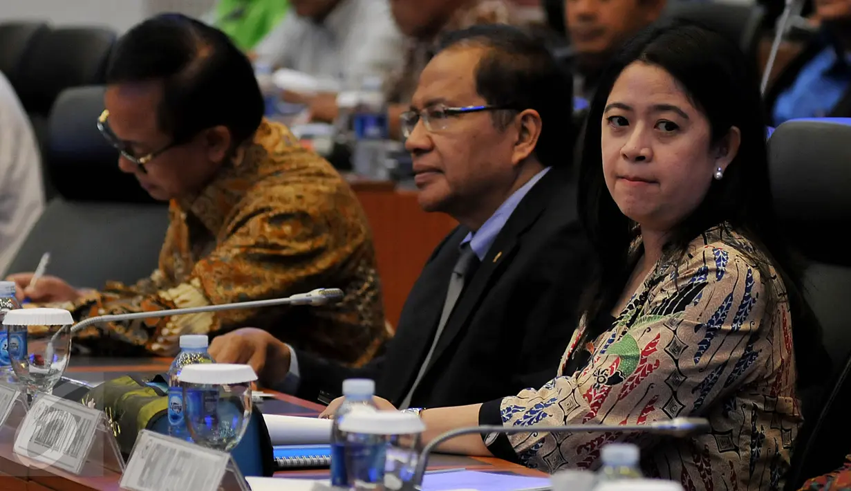 Menko PMK Puan Maharani (kanan) mengikuti rapat kerja dengan Banggar DPR di Kompleks Parlemen, Jakarta, Selasa (13/10). Rapat itu membahas Rencana Kerja dan Anggaran Kementerian Negara/Lembaga (RKAKL) Kemenko dalam RAPBN 2016.(Liputan6.com/Johan Tallo)