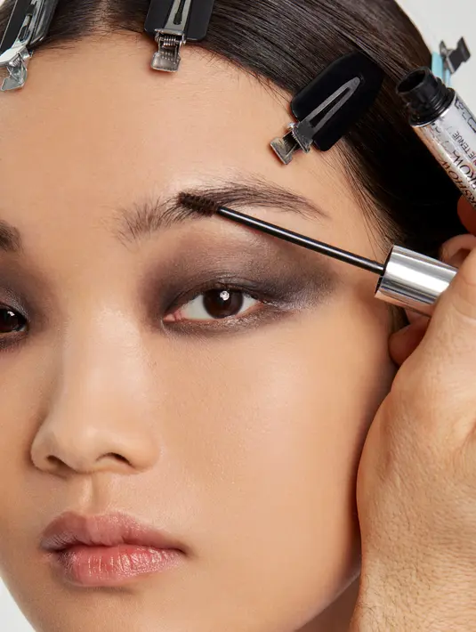 Bagian alis, diubah ringan dengan Diorshow Brow Styler. Kemudian di set dengan Diorshow on Set Brow [Dior Beauty]