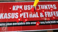 Massa Gerakan Anti Korupsi Alumni Lintas Perguruan Tinggi saat aksi damai di gedung KPK, Jakarta, (27/11). Mereka juga mendesak kasus praktik mafia dibelakang "perpanjangan" kontrak Freeport yang melibatkan sejumlah pejabat. .(Liputan6.com/Helmi Afandi)