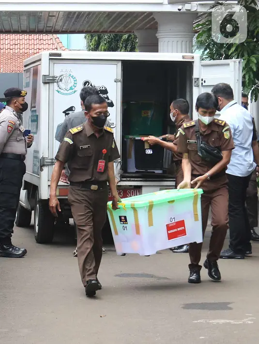 Petugas membawa barang bukti kasus pembunuhan berencana Brigadir J saat proses pelimpahan tahap dua kasus tersebut di Gedung Kejaksaan Agung, Jakarta, Rabu (5/10/2022). Penyidik Bareskrim Polri menyerahkan barang bukti beserta kesebelas tersangka kepada Kejaksaan Agung terkait kasus pembunuhan berencana Brigadir J dan obstruction of justice yang menjerat mantan Kadiv Propam Ferdy Sambo sebagai tersangka. (Liputan6.com/Herman Zakharia)