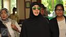 Risty Tagor (tengah) saat tiba di Pengadilan Agama Jakarta Selatan, Kamis (28/1/2016). Risty dan Stuart Collin kembali bertemu di sidang lanjutan perceraian mereka yang beragendakan kesaksian dari pihak Stu. (Liputan6.com/Herman Zakharia)