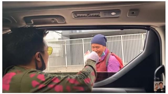 7 Momen Baim Wong Bagi-Bagi Masker, Tuai Pujian