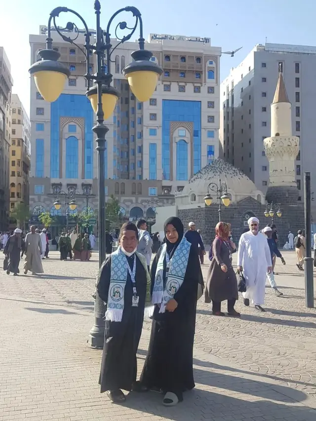Hadiah dari Raffi Ahmad, Ini 6 Potret Bopak Castello dan Istri Jalani Umrah