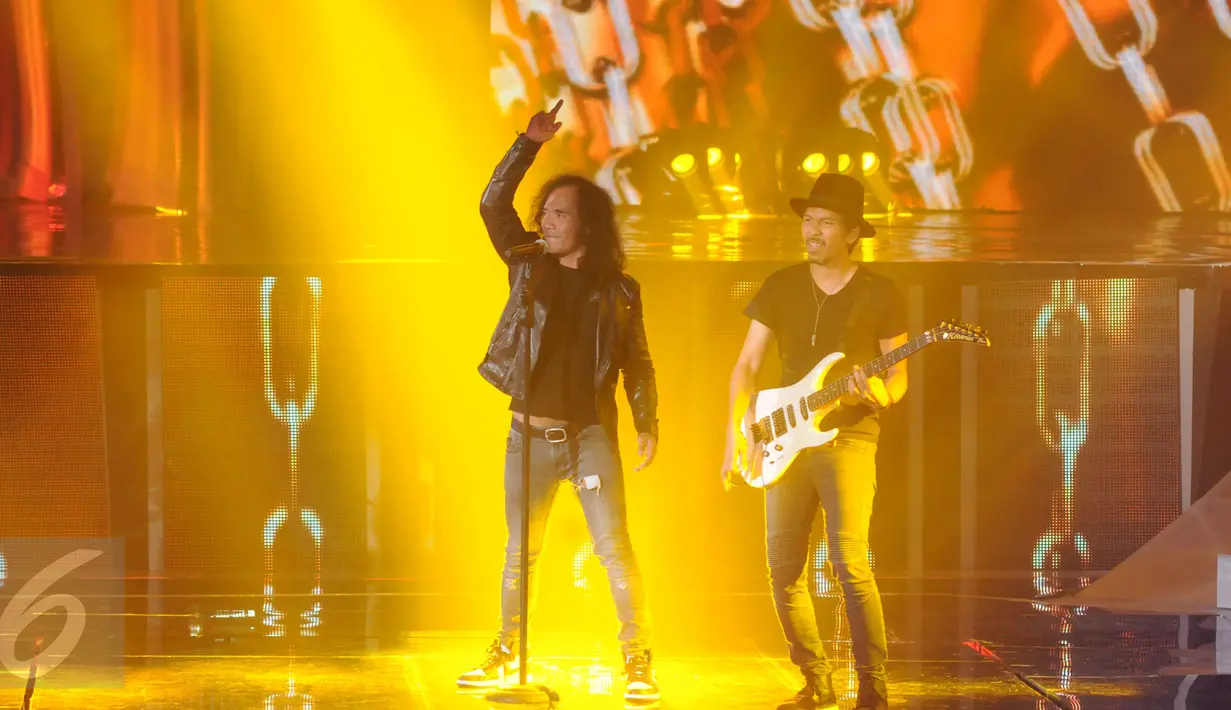 Kaka dan Ridho saat tampil di panggung Konser Raya 22 Indosiar, Jakarta, Rabu (11/1). Kehadiran Slank disambut oleh penonton dengan gegap gempita. (Liputan6.com/Helmi Afandi)