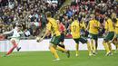 Gelandang Inggris, Dele Alli, menendang bola ke arah gawang Lithuania. Pada Laga ini inggris memakai skema 4-3-3 sedangkan Lithuania  dengan formasi 4-2-3-1. (EPA/Gerry Penny).