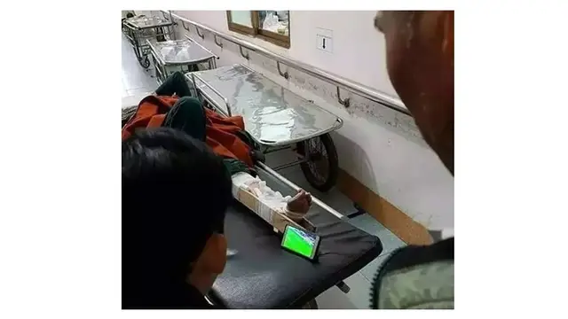 6 Potret Nyeleneh Orang Nonton Bola Ini Bikin Geleng Kepala