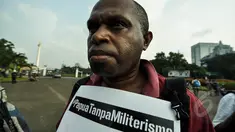 Sejumlah mahasiswa perwakilan Papua melakukan aksi solidaritas di depan Istana Merdeka, Jakarta, Selasa (31/3/2015). Mereka menolak pembangunan markas komando Brimob di Wamena. (Liputan6.com/Faizal Fanani) 