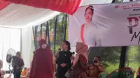 Ketua DPR RI Puan Maharani mendengarkan curhat keluh kesah nelayan Cirebon di tengah kunjungan kerja. Foto (Liputan6.com / Panji Prayitno)