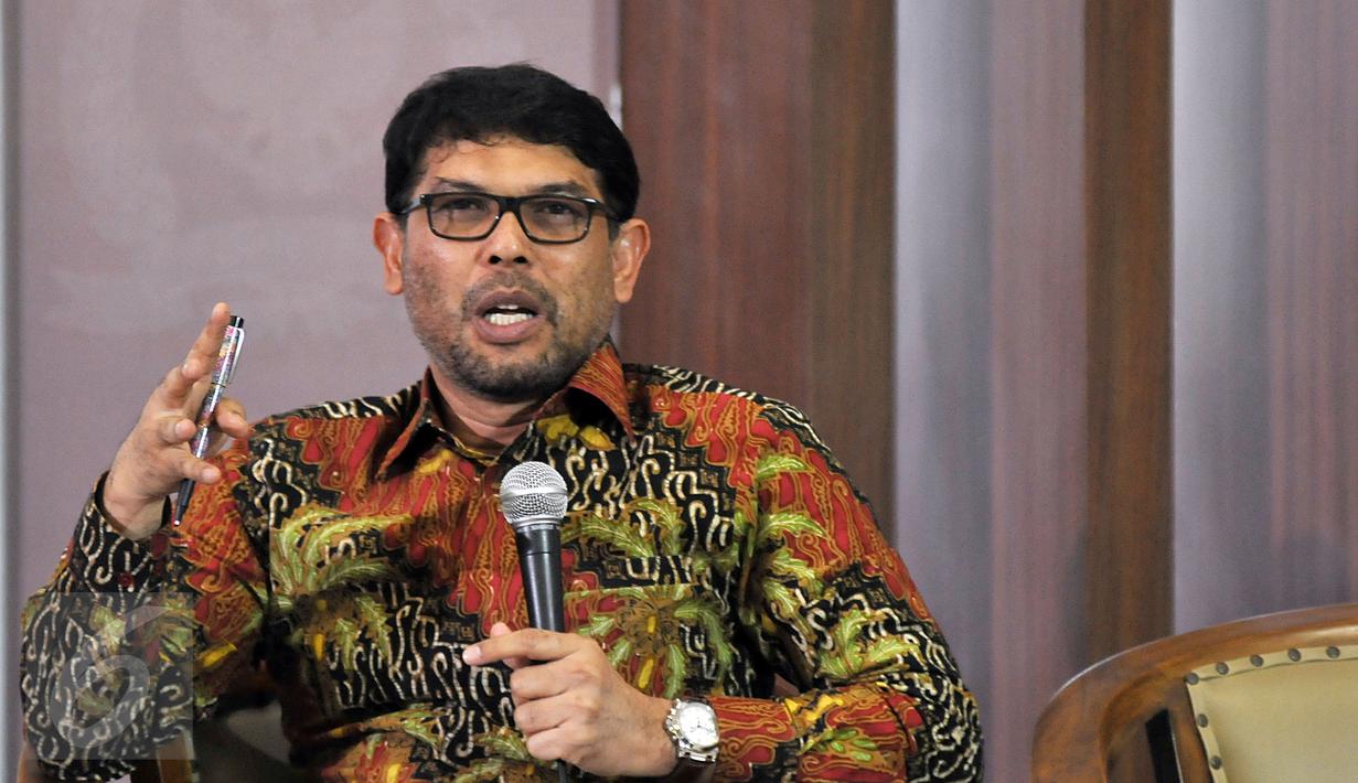 Anggota Komisi III DPR Nasir Djamil memberi pandangannya saat diskusi revisi UU KUHP di Gedung DPR, Jakarta, Selasa (15/3/2016). Nasir menyebut RUU KUHP yang sedang dibahas akan menjadi pembaharuan hukum pidana di Indonesia. (Liputan6.com/Johan Tallo)