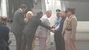 Pangeran Charles berjabat tangan dengan Menlu Muda India V.K. Singh setibanya bersama sang istri, Camilla di New Delhi yang diselimuti kabut asap, Rabu (8/11). Kabut asap tebal akibat polusi udara yang tinggi menyelimuti India. (AP Photo/Manish Swarup)