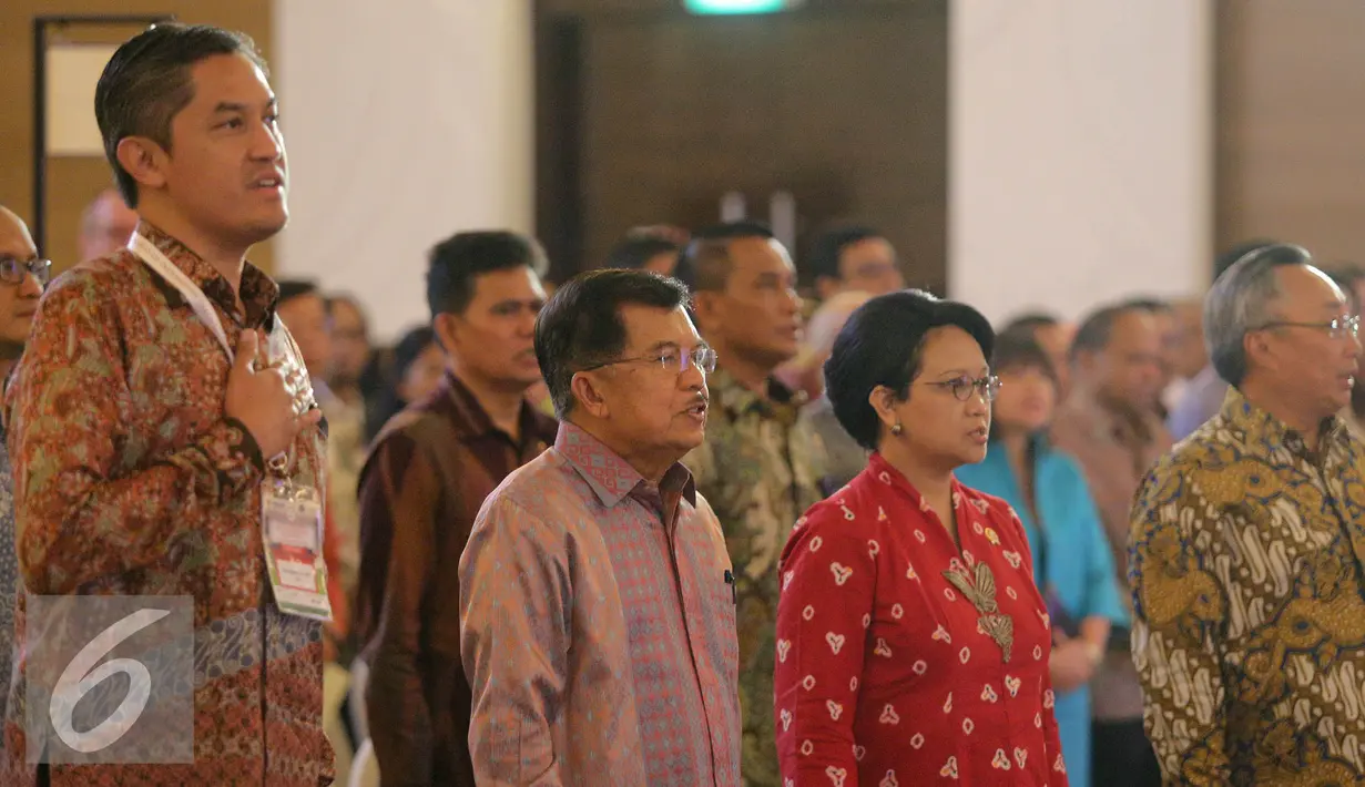 Wapres Jusuf Kalla bersama Menlu Retno Marsudi saat pembukaan Kongres ke-3 Diaspora Indonesia di Jakarta, Rabu (12/8). Kongres yang berlangsung selama 12-14 Agustus 2014 tersebut mengusung tema "Diaspora Bakti Bangsa". (Liputan6.com/Faizal Fanani)