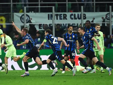 Gelandang Inter Milan asal Italia, Davide Frattesi (ketiga kiri) merayakan gol keempat timnya saat pertandingan sepak bola leg kedua semifinal Liga Champions 2024/2025 melawan FC Barcelona di Stadion San Siro, Milan pada 6 Mei 2025 waktu setempat atau Rabu (7/5/2025) dini hari WIB. (PIERO CRUCIATTI/AFP)Inter Milan sukses melaju ke final Liga Champions 2024/2025 usai mengalahkan Barcelona dengan skor 4-3 (agregat 7-6). (Marco BERTORELLO/AFP)