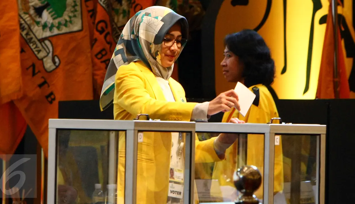 Airin Rachmi Diany memasukkan surat suara ke dalam kotak suara pada pemilihan Caketum Golkar di Munaslub Golkar, Bali, Selasa (17/5). Dalam voting, Setya Novanto terpilih menjadi Ketua Umum Golkar dengan perolehan 277 suara (Liputan6.com/Johan Tallo)
