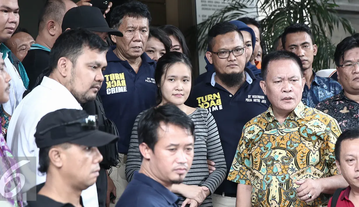 Jessica Kumala Wongso dikeluarkan usai polisi serahkan Jessica ke Kejaksaan Negeri Pusat, Jakarta, Jumat (27/5). Jessica akan ditempatkan di ruang masa pengenalan awal lingkungan (Mapenaling) Rutan Pondok Bambu. (Liputan6.com/Faizal Fanani)