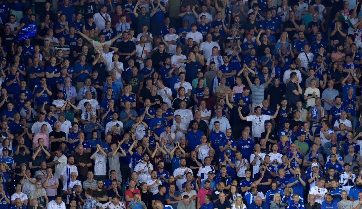 Suporter Leicester City saat mendukung tim kesayangannya bertanding melawan Club Brugge di Liga Champions  di Satdion Jan Breydel, Belgia, (15/9). Leicester menang atas Club Brugge dengan skor 3-0.  (Reuters/Eric Vidal)