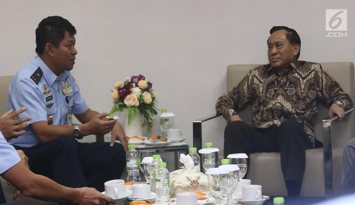 Kadispenau Marsma TNI Ir Novyan Samyoga (kiri) berdialog dengan Dirut Indosiar Imam Sudjarwo di Kantor Indosiar, Jakarta, Selasa (12/3). Pertemuan membahas kerja sama sekaligus silaturahmi. (Liputan6.com/Angga Yuniar)