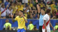 Reaksi pemain Timnas Brasil, Gabriel Jesus, saat diganjar kartu merah pada laga final Copa America 2019 kontra Peru di Stadion Maracana, Senin (8/7/2019) dini hari WIB. (AFP/Carl De Souza)