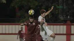 Pemain Persija Jakarta, Gunawan Dwi Cahyo (kiri) menghalau bola dari pemain Korea Selatan U-23 pada laga uji coba di Stadion PTIK, Jakarta, (21/6/2018). Persija kalah 1-3. (Bola.com/ Nick Hanoatubun)