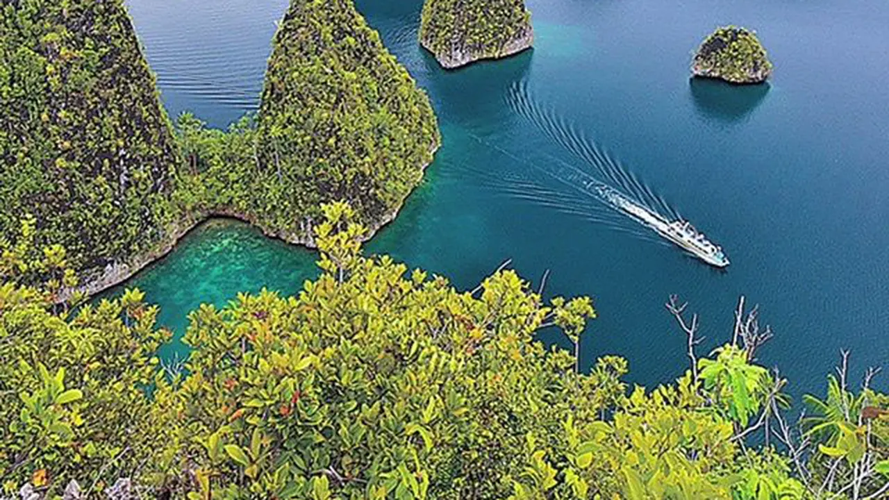 Akhir Pekan Menelusuri Keindahan Pulau Wayag, Surga Tersembunyi di Raja Ampat