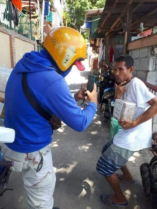 6 Pose Kocak Cowok Terima Paket, Kurir Jadi Geleng Kepala