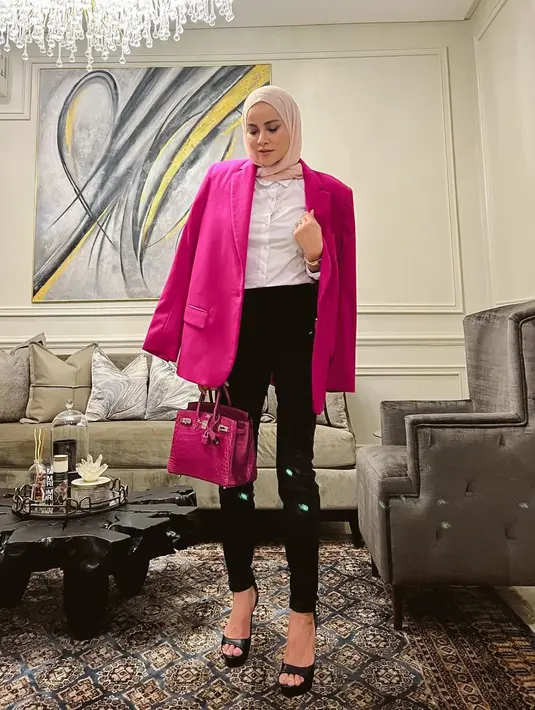Menggunakan warna cerah juga bisa jadi pilihan. Olla Ramlan memilih paduan hijab pastel pink, dan blazer pink cerah untuk tampilan ceria yang elegan. (Foto: Instagram: Olla Ramlan)