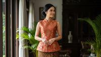 5 Perpaduan Aksesori yang Membuat Atasan Brokat dan Bawahan Batik Terlihat Kekinian
