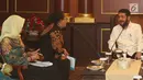 Menteri Pemberdayaan Perempuan dan Perlindungan Anak (PPPA) Yohana Yembise berbincang dengan Ketua MK Anwar Usman saat pertemuan di Gedung MK, Jakarta, Rabu (26/12). (Liputan6.com/Herman Zakharia)