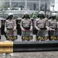 Aparat kepolisian berjaga di sekitar akses menuju Gedung DPR RI guna mengadang massa demonstrasi UU Cipta Kerja, Jakarta, Kamis (8/10/2020). Polri mengerahkan 2.500 personel BKO Brimob Nusantara untuk mengamankan unjuk rasa UU Cipta Kerja di Gedung DPR dan sekitarnya. (merdeka.com/Iqbal S. Nugroho)