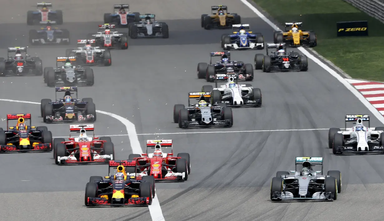Sejumlah pembalap F1 memacu kencang mobilnya di Balapan GP China Formula 1, Sirkuit Internasional China, , Minggu (17/4/2016). Hingga lap 8, Rio masih bertahan di posisi 8. Rekan setimnya,Pascal Wehrlein, ada di urutan 4. ( REUTERS/Aly Song) 