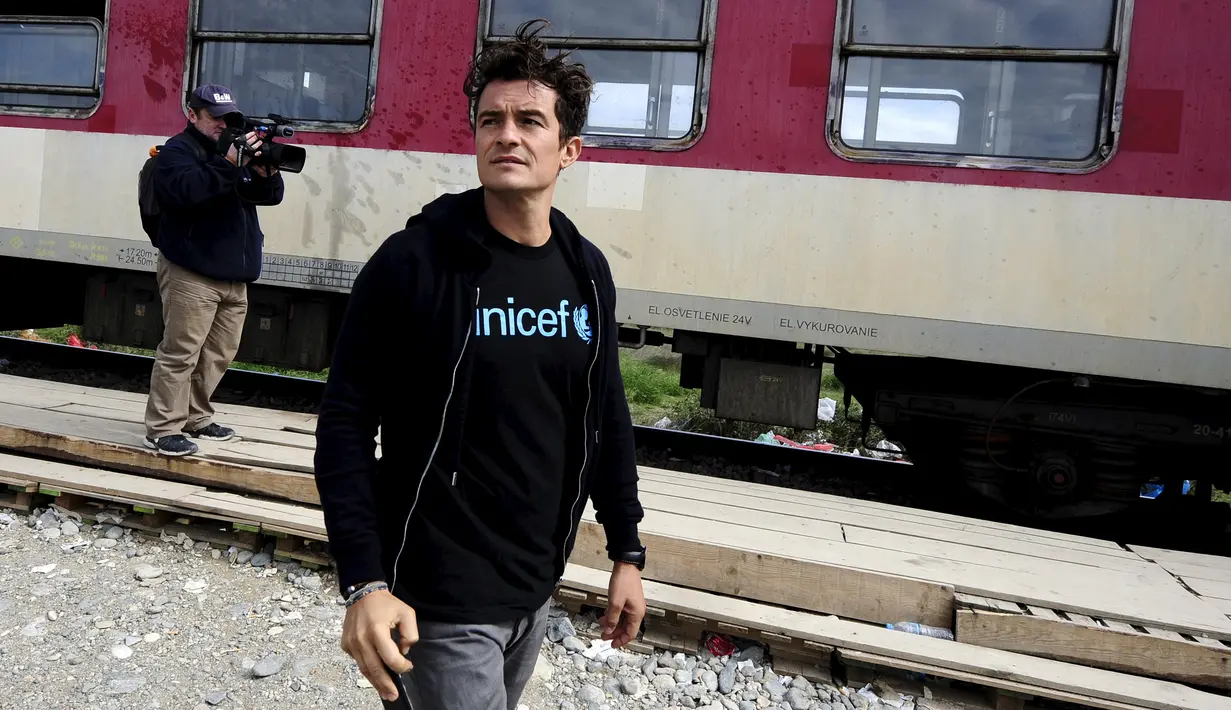 Duta UNICEF, Aktor Orlando Bloom mengunjungi dari kamp transit migran di Gevgelija, Makedonia, di mana migran berkumpul setelah memasuki negara itu dengan menyeberangi perbatasan dengan Yunani, 29 September 2015. (REUTERS/Ognen Teofilovski)