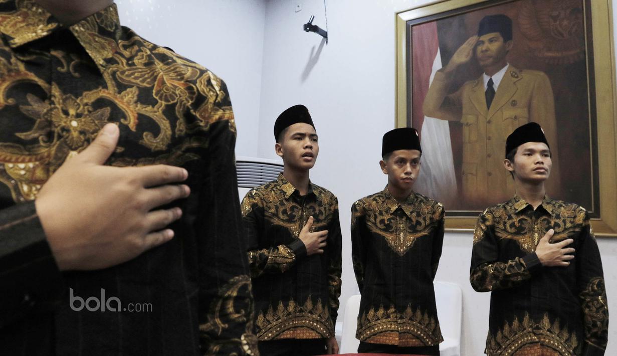 Pemain Timnas Indonesia U-16 menyanyikan lagu Indonesia Raya saat acara pelepasan Timnas U-16 ke piala AFF di Jakarta, Kamis, (6/7/2017). Piala AFF U-15 akan berlangsung 9-22 Juli di Thailand. (Bola.com/M Iqbal Ichsan)