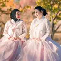 Potret Cantik Mami Rieta Amilia dan Desiree Tarigan Pakai Handbok di Korea, Bestie Awet Muda. (instagram/mamitoko, instagram/rieta_amilia)