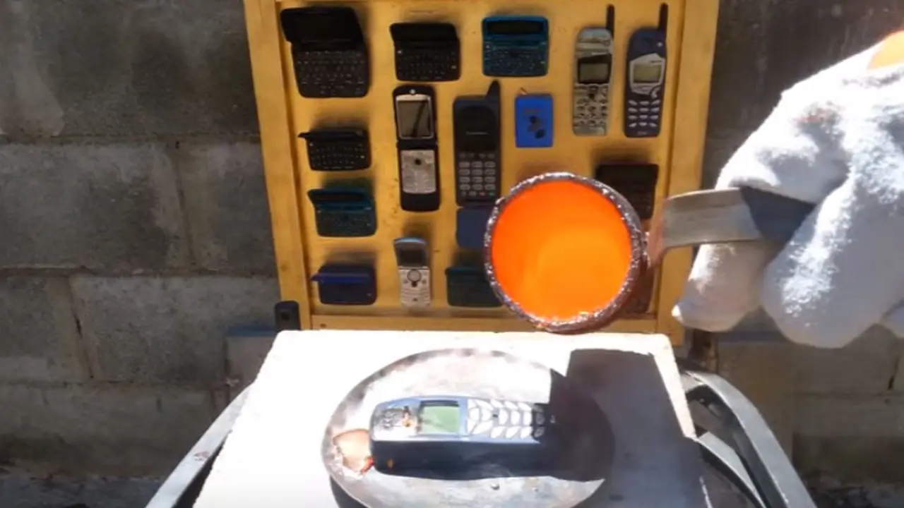 Tuang Logam Panas ke Ponsel Nokia Jadul, Ini yang Terjadi