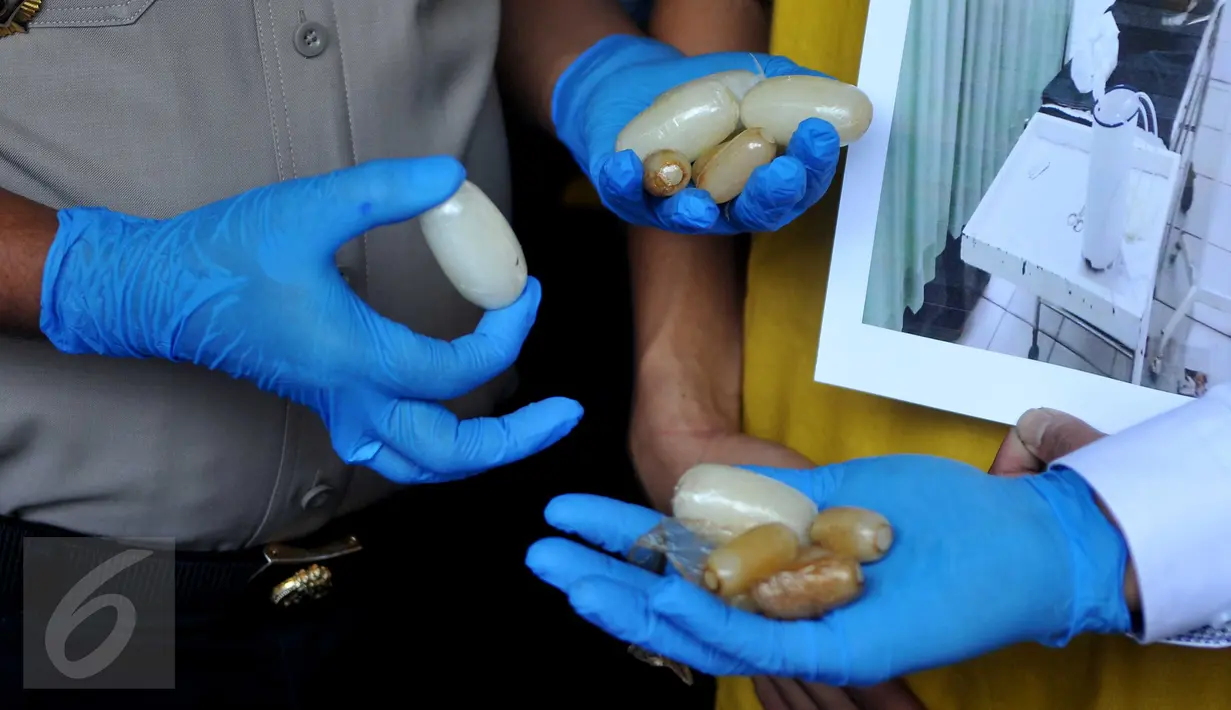 Barang bukti narkoba dalam kapsul saat rilis pengungkapan Kasus Narkotika di Polsek Penjaringan, Jakarta, (28/3). Tersangka membawa Narkotika dari Cina ke Indonesia dalam Anus dan Perut dan diancam hukuman seumur hidup. (Liputan6.com/Gempur M Surya)