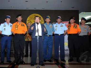Wapres Jusuf Kalla (ketiga dari kiri) melakukan jumpa pers terkait hilangnya pesawat AirAsia QZ 8501 di kantor Basarnas, Jakarta (28/12). (Liputan6.com/Helmi Fithriansyah) 