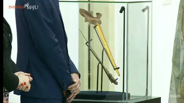 Raja Belanda Willem Alexander menyerahkan keris milik Pangeran Diponegoro ke Presiden Jokowi, Selasa (10/3/2020).