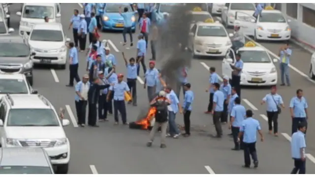 Supir taksi yang biasanya ramah kepada penumpang, mendadak anarkis saat memperjuangkan haknya.