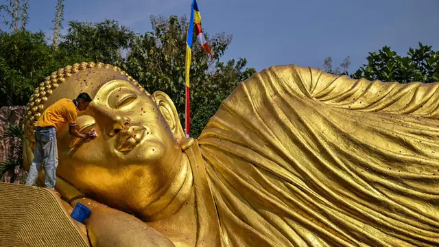 Patung Buddha Tidur Dimandikan