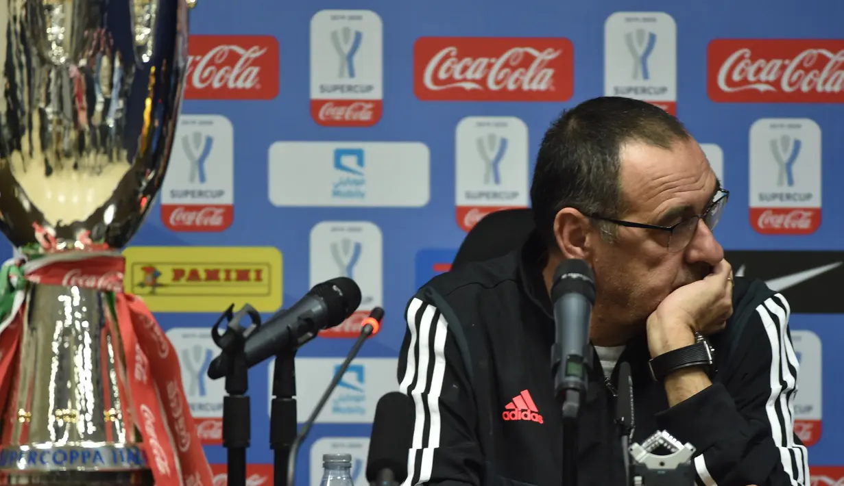 Maurizio Sarri berhasil mengantarkan Juventus meraih scudetto pada musim kemarin. Namun, ia harus angkat kaki dari Turin setelah Bianconeri tersingkir dari Liga Champions. (Foto: AFP/Fayez Nureldine)