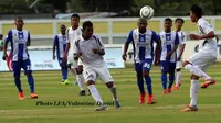 Boaz Solossa resmi berseragam klub Timor Leste, Carsae FC. Boaz tiba di Dili pada 26 Februari saat klub itu menjalani laga pertama LFA.