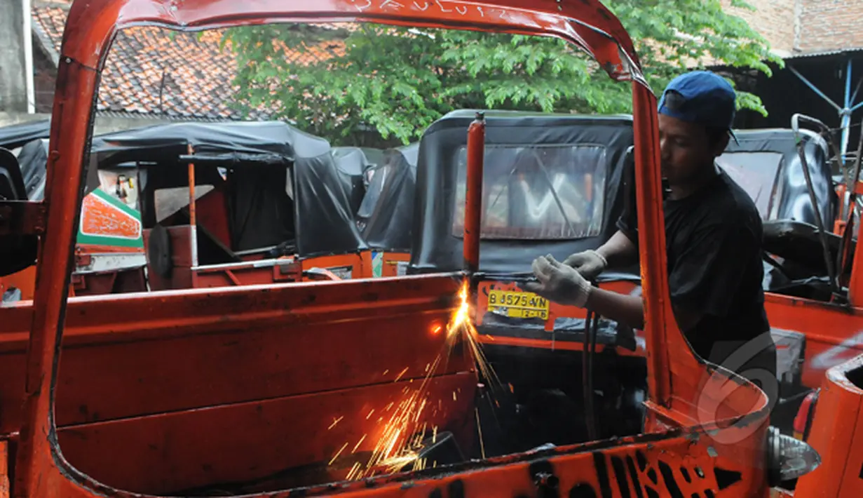 Proses pemusnahan bajaj orange. babaj orange akan diremajakan dan diganti menjadi berbahan bakar gas, Jakarta, Rabu (4/3/2015). (Liputan6.com/Herman Zakharia)
