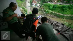 Tim SAR bersama TNI memasang terpal untuk mengantispasi terjadinya longsor susulan di bantaran Kali Code, Yogyakarta, Rabu (30/3). Longsor terjadi akibat hujan deras yang terjadi pada pagi hari. (Liputan6.com/Boy Harjanto)