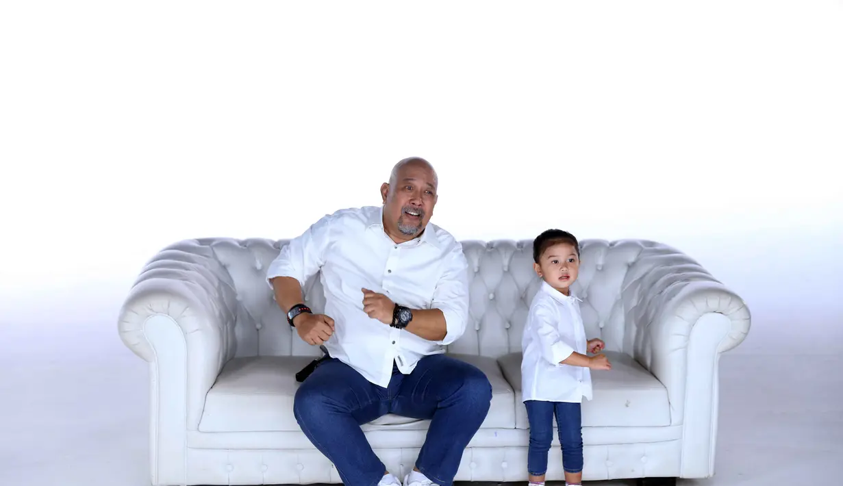 Namun ada hal unik pada diri Indro ketika sag cucu lahir dan hadir di dalam kehidupannya. Ia pun tersadar bahwa dirinya sudah tak muda lagi, dan akhirnya ia memutuskan untuk mengurangi kegiatannya. (Nurwahyunan/Bintang.com)