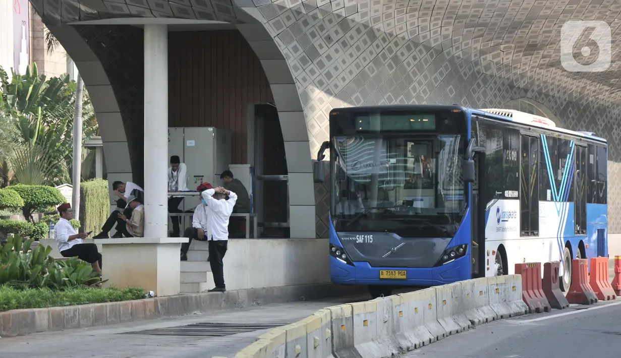 Sejumlah jalan di Ibu Kota yang kerap macet terlihat sepi saat hari libur Idul Fitri 1444 Hijriah seiring sebagian warga mudik ke kampung halaman. (merdeka.com/Iqbal S. Nugroho)