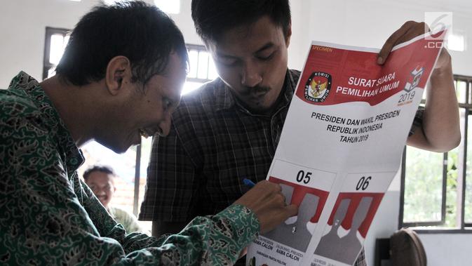 Pemilih pemula penyandang disabilitas mencoba mencoblos surat suara saat KPUD Bekasi menggelar sosialisasi Pemilu 2019 di SLB Al Gaffar Guchany, Bekasi, Rabu (20/2). (Merdeka.com/Iqbal Nugroho)