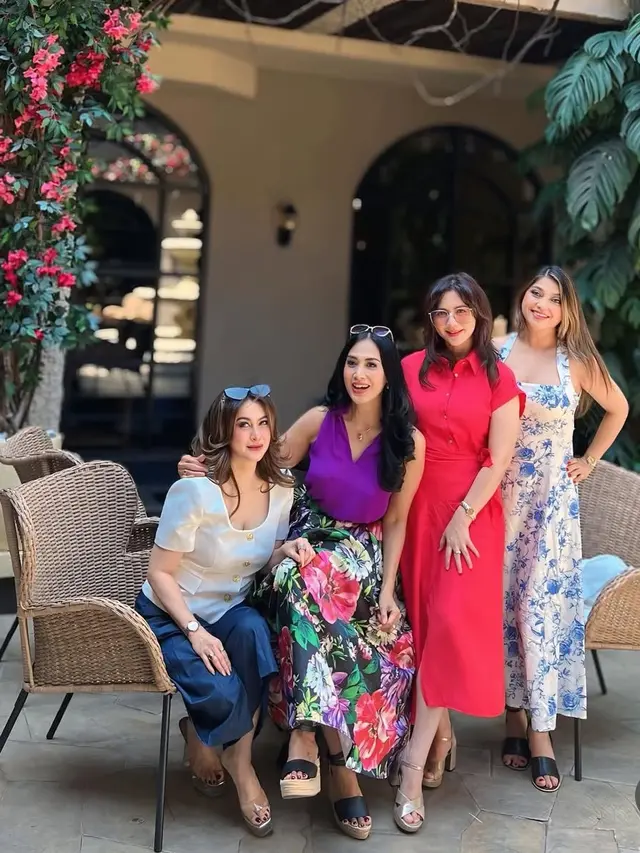 Sarah Azhari, Diana Pungky, Diah Permatasari, dan Cut Keke saat kembali bertemu dengan tampilan awet muda. [@dps_diahpermatasari]